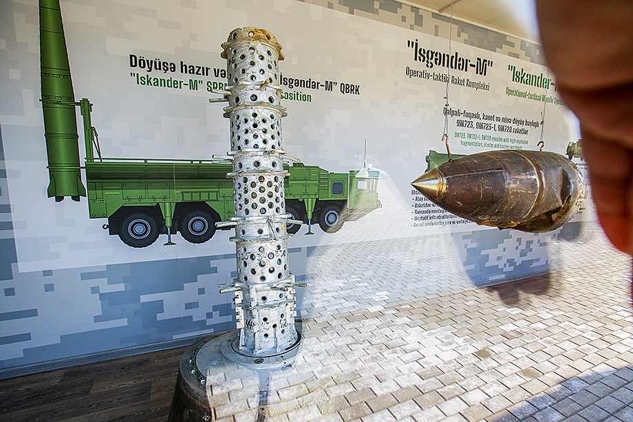 Обломки ракет «Искандер-М» в парке военных трофеев, открытом 12 апреля 2021 года в Баку.