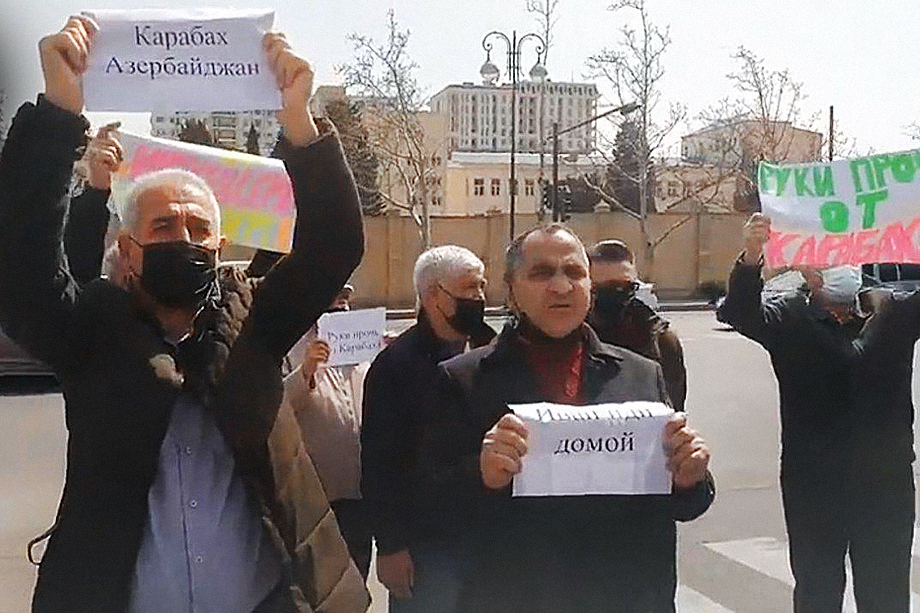 9 апреля 2021 года. Активисты партии «Мусават» на акции «Россия – руки прочь от Карабаха!».