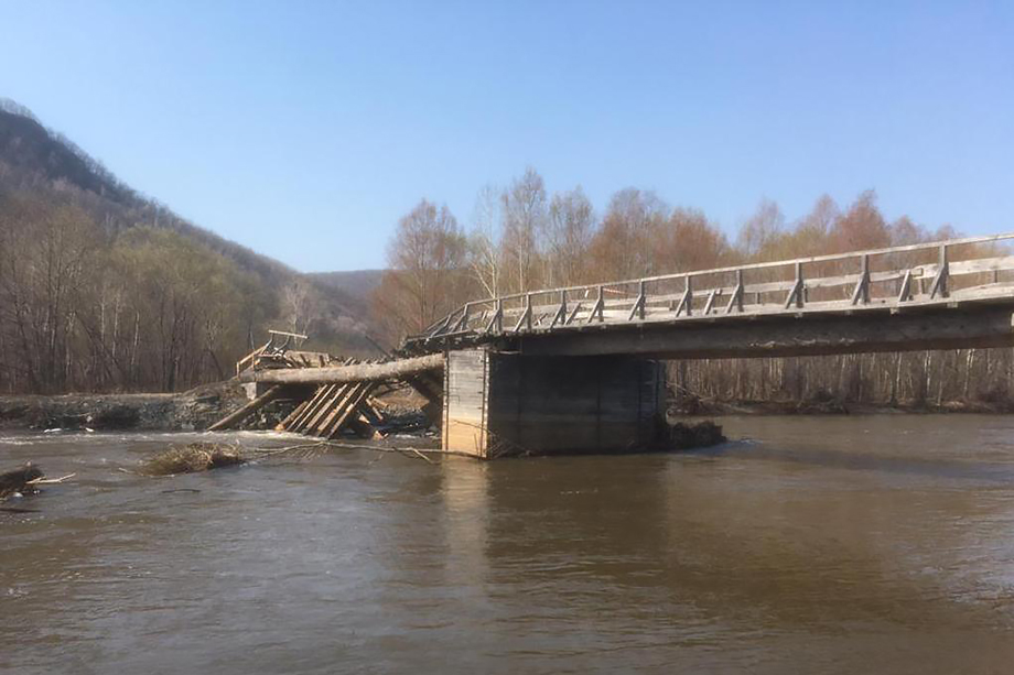 Установлено, что мост возведён самовольно и использовался для доступа к земельному участку.