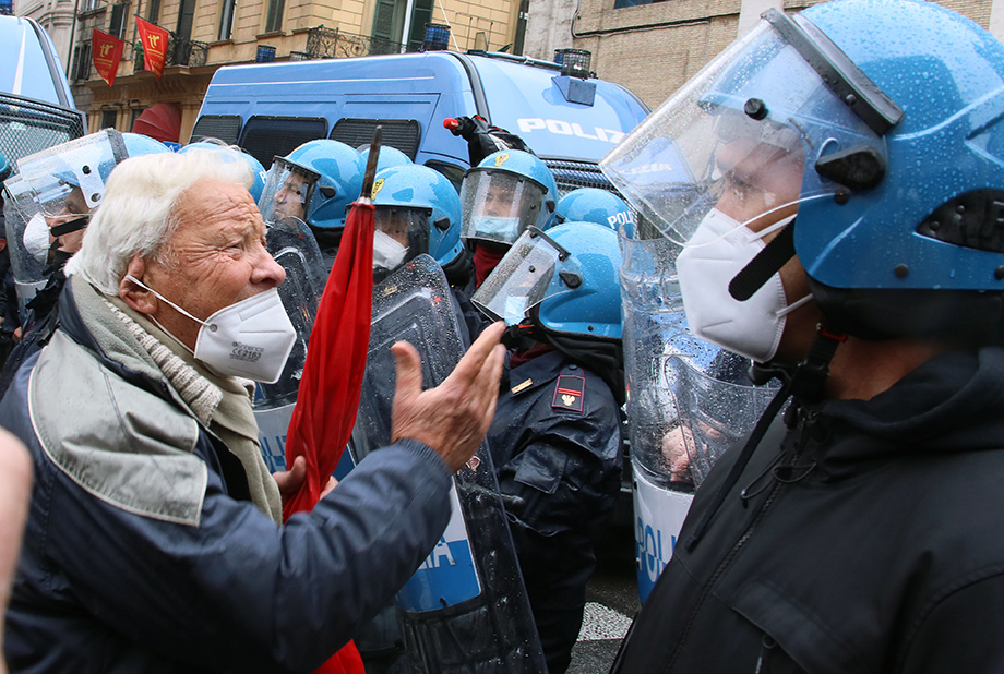 12 апреля 2021 года. Рим. Конфликт между полицией и участниками акции протеста против антиковидных правительственных ограничений.
