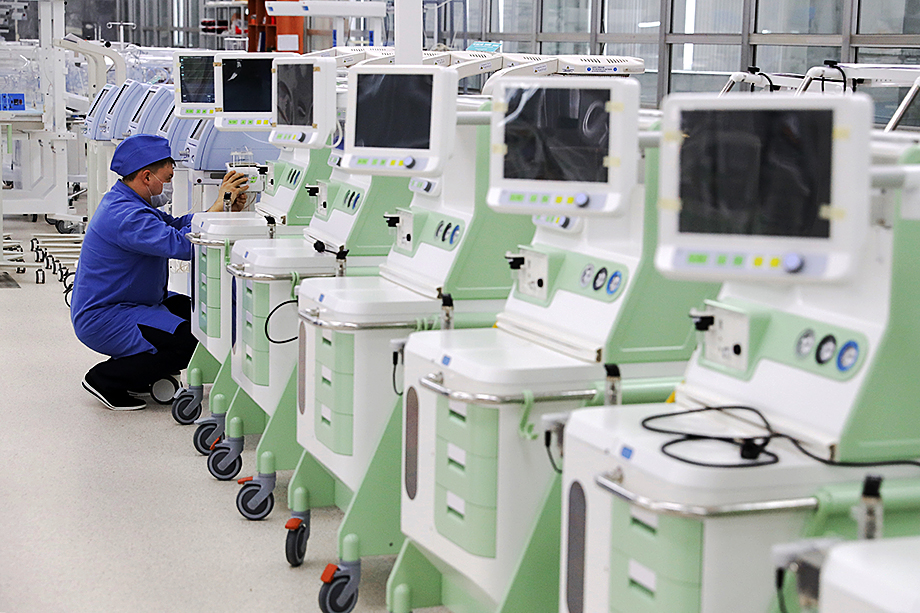 Уральский оптико-механический завод увеличил выручку за счёт выпуска продукции для больниц.