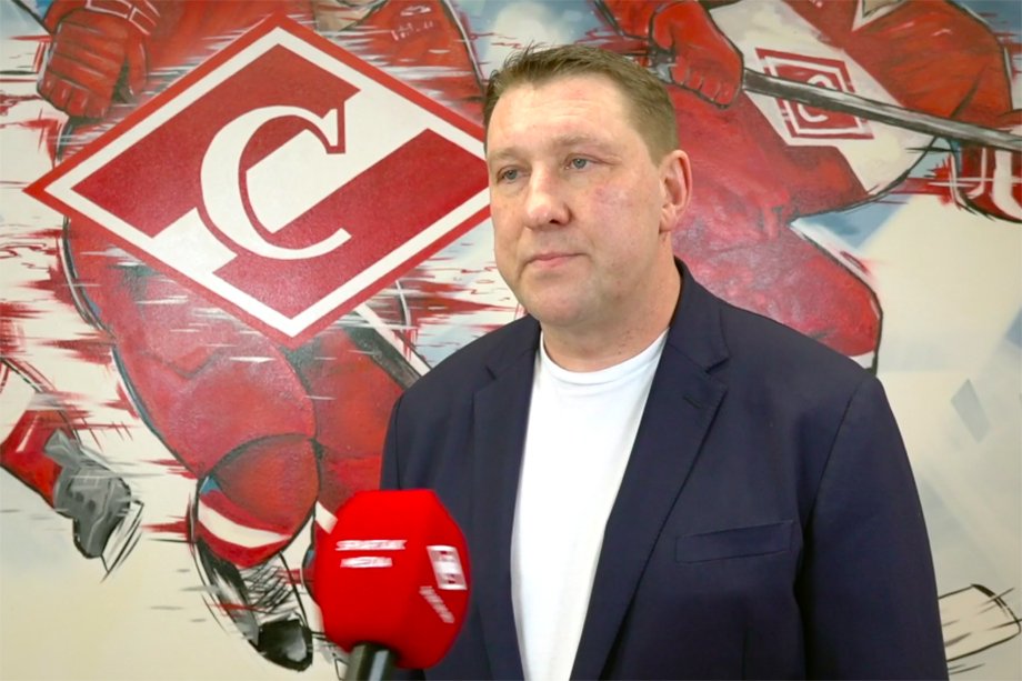 Миронов играл в командах ЦСКА, «Витязь», «Виннипег», «Эдмонтон», «Чикаго», «Нью-Йорк Рейнджерс».