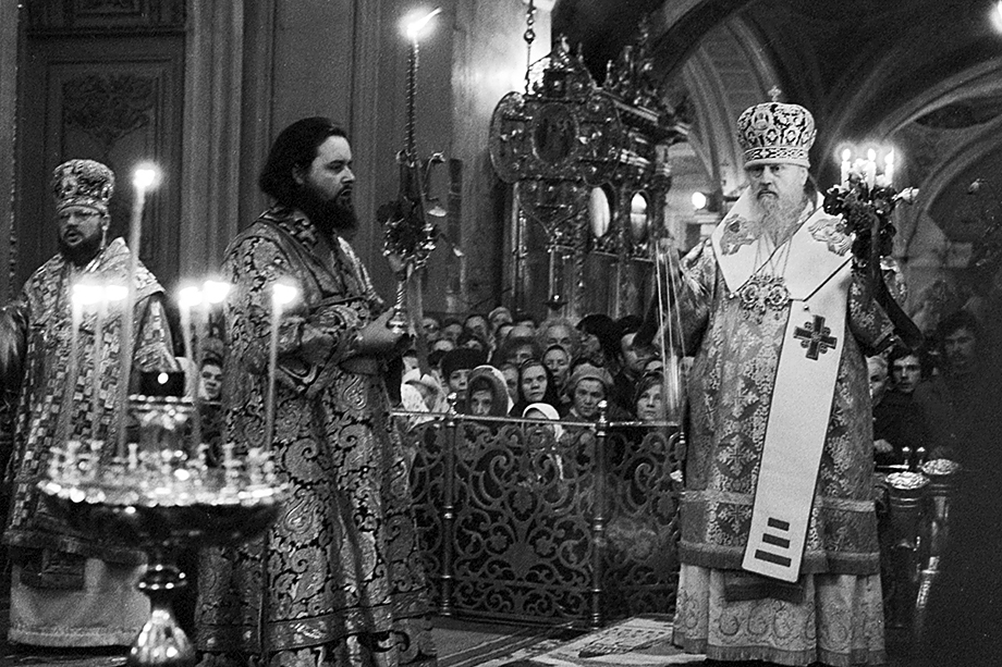 8 мая 1983 года. Москва. Патриарх Московский и всея Руси Пимен во время пасхального богослужения в Патриаршем кафедральном Богоявленском соборе.