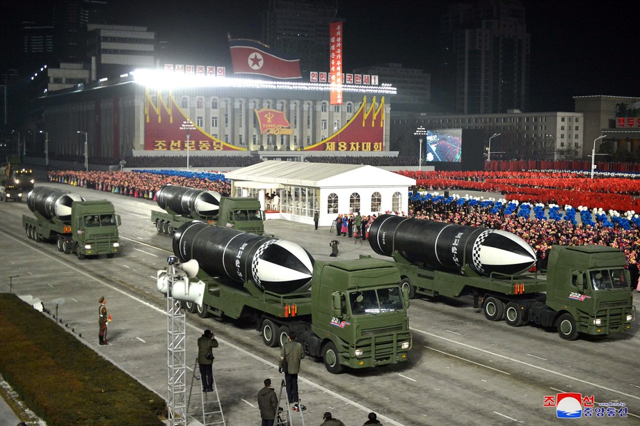 Модель советских парадов «прижилась» в Китае и Северной Корее. 14 января 2021 года. Пхеньян. Военный парад по случаю VIII съезда Трудовой партии Кореи.