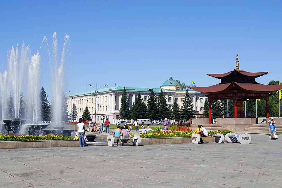Пагода на площади перед музыкально-драматическим театром в Кызыле.