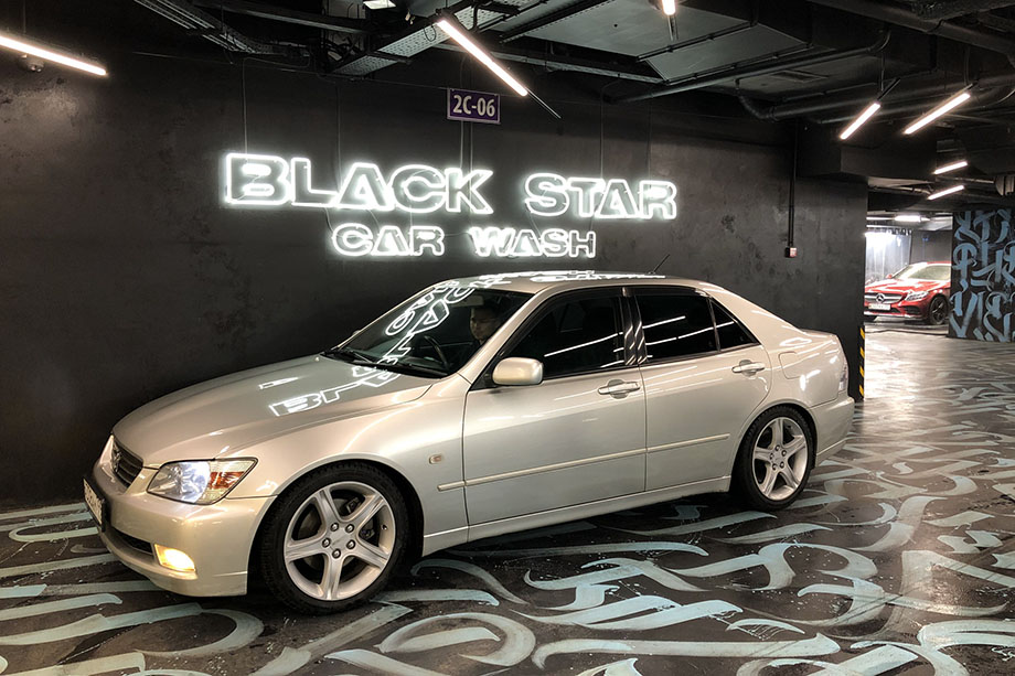 В конце 2018 года Тимати запустил на Кутузовском проспекте автомоечный сервис под названием Black Star Car Wash.