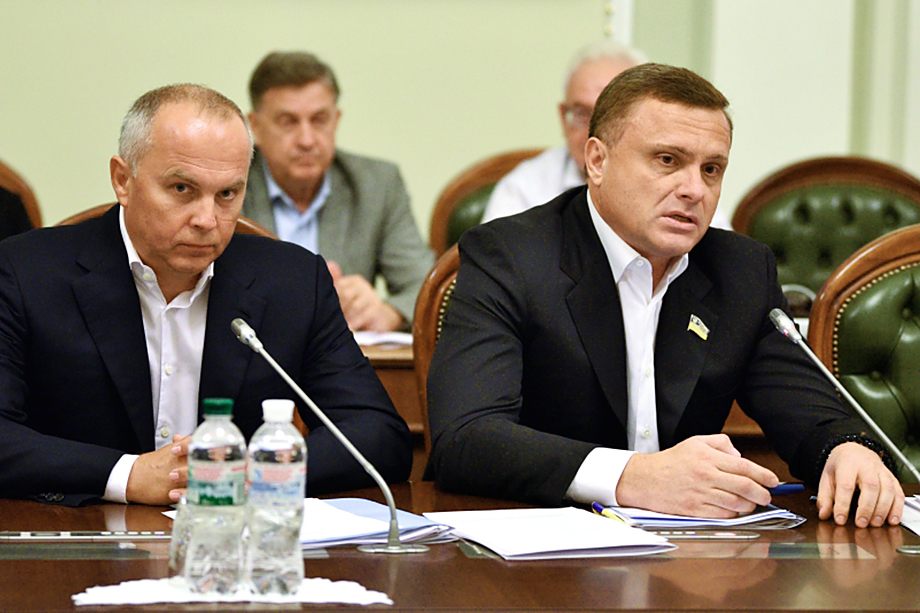 Сергей Лёвочкин (на фото справа) – ещё один сомнительный персонаж в окружении Медведчука – бывший глава администрации при президенте Януковиче.