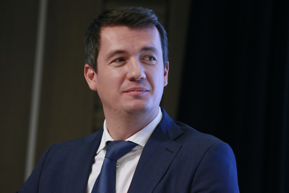 Коваль является кандидатом экономических наук, действительным государственным советником третьего класса.