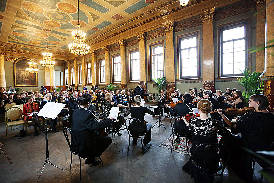 Фабио Мастранджело дирижирует оркестром театра в зале церкви Иисуса Христа на Английской набережной.
