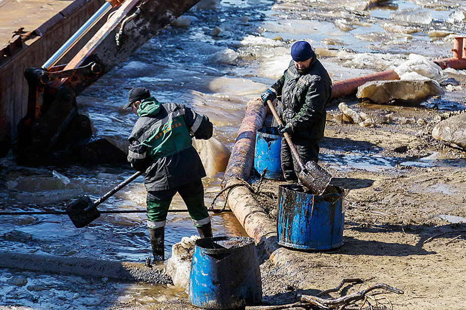 Ликвидация последствий утечки нефти из Ошского трубопровода в реку Колву.