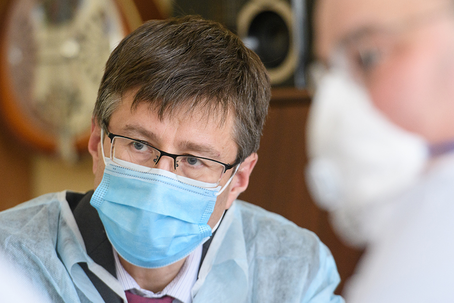 Главный санитарный врач Свердловской области Дмитрий Козловских заявил, что в случае ухудшения ситуации власти могут обязать жителей прививаться от коронавируса.