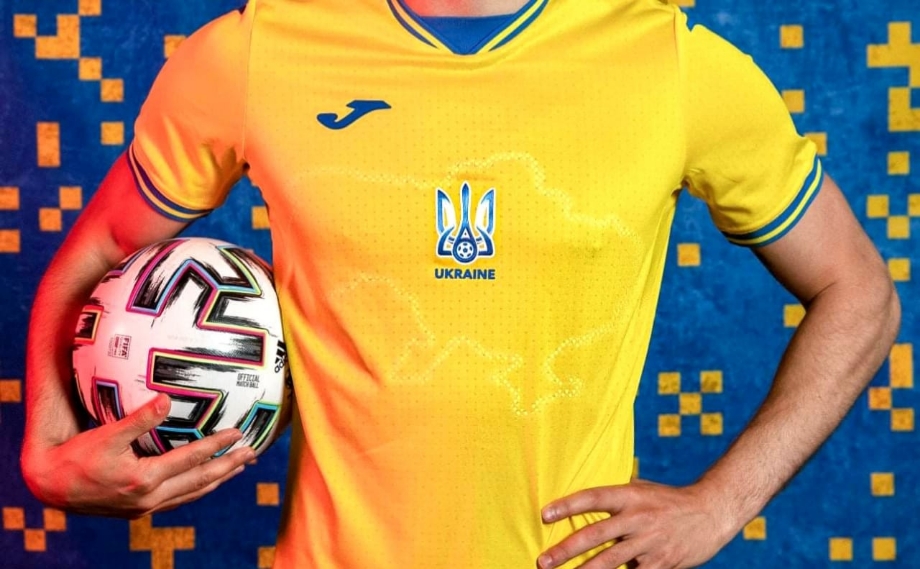 На форме спортсменов изображён контур Украины, включающий Крым и Донбасс.