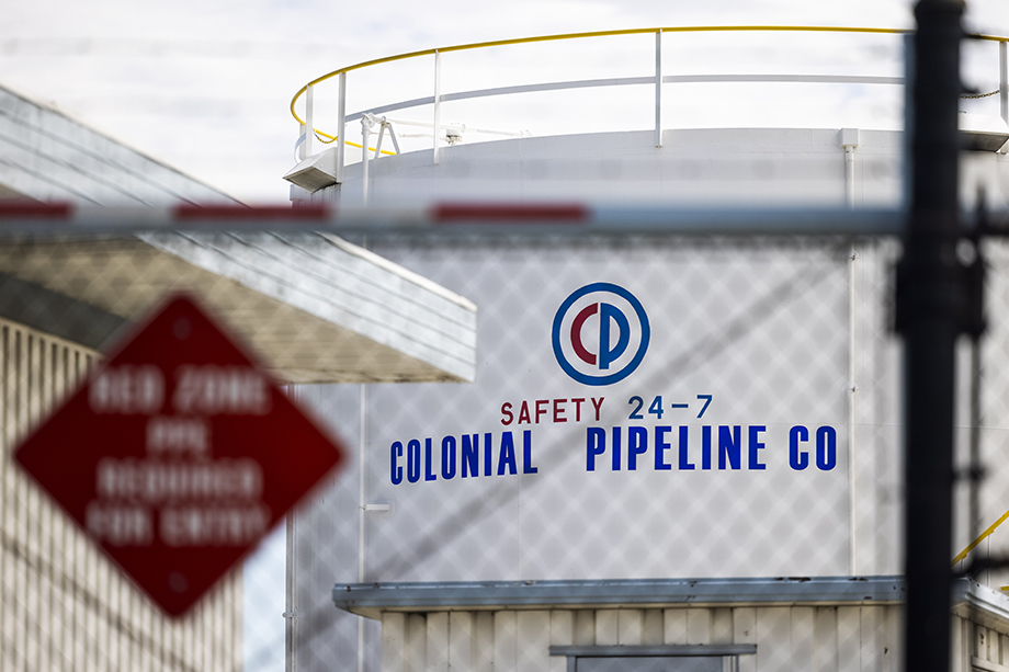 В мае крупнейшая американская трубопроводная компания Colonial Pipeline стала жертвой атаки хакеров-вымогателей, парализовавших систему трубопроводов.