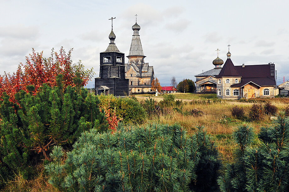 Красота Кольского полуострова круглый год привлекает туристов не только из России. Успенская и Афанасьевская церкви в древнем поморском селе Варзуга.