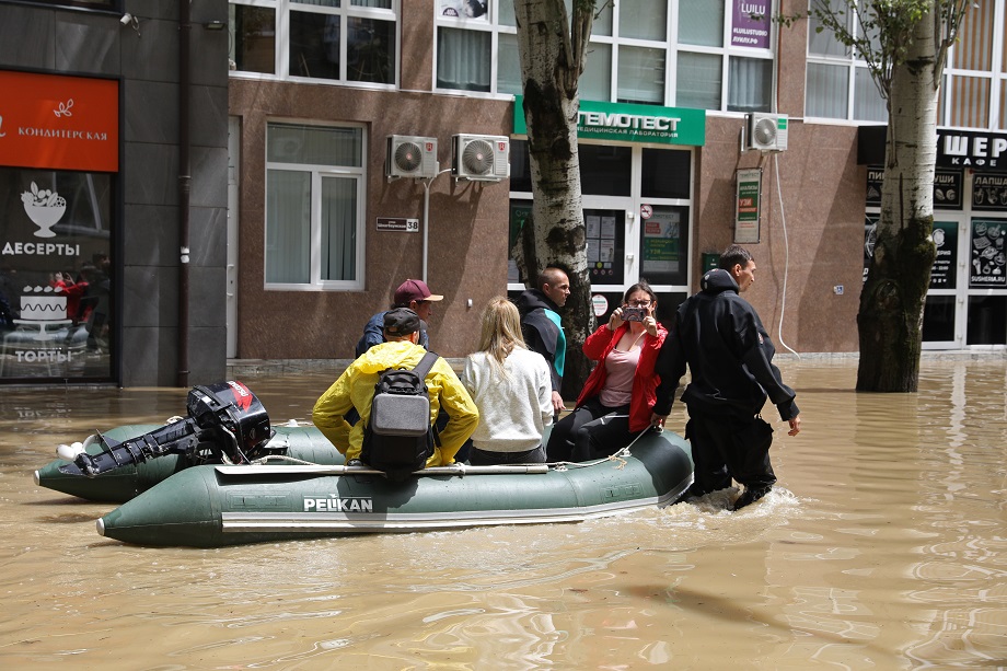 Свыше 200 домов подтоплены в Керчи в результате сильных ливней, без света остались больница и центр города.