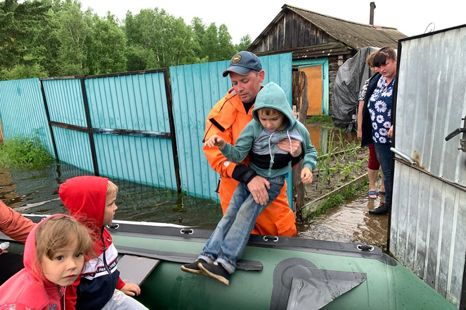 Сотрудники МЧС спасают жителей из зоны подтопления