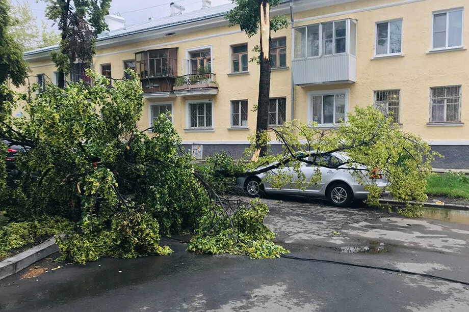 Коммунальщики Екатеринбурга оперативно устраняют последствия ночной непогоды.