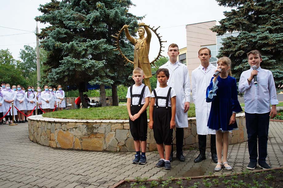 В Челябинске открыли памятник подвигу медиков.