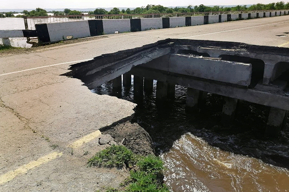 Паводком повредило мост на выезде из села Владимировка Амурской области
