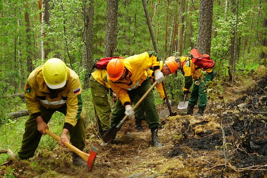 В условиях Урала самый эффективный способ борьбы с лесным пожаром – его окапывание с помощью создания минирализованных полос. Это тяжёлая физическая работа, которую необходимо выполнять быстро и ответственно.