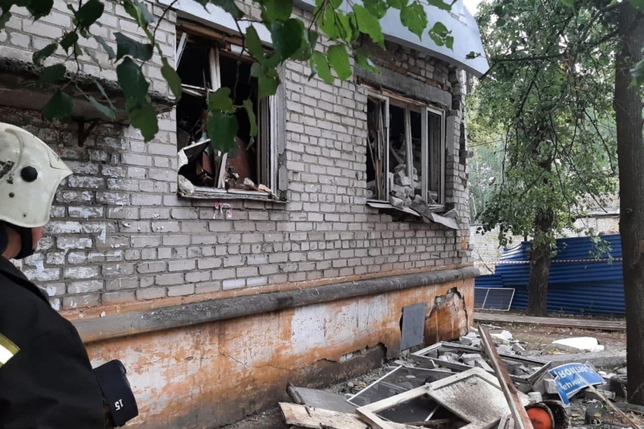 В результате происшествия разрушились межэтажные перекрытия и перегородки, нарушено остекление.