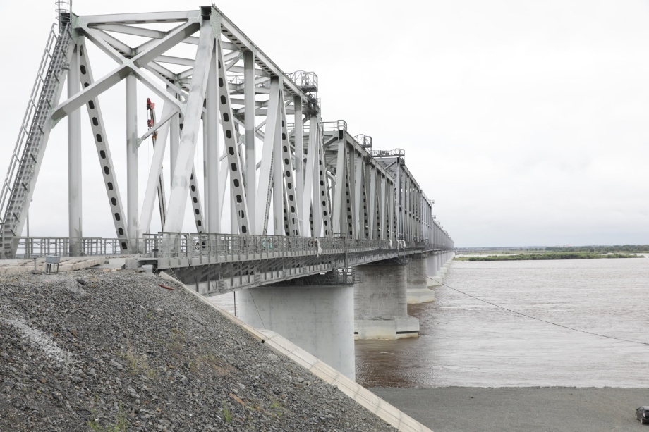 Движение по мосту планировали начать в 2019 году, но сроки не раз переносились.