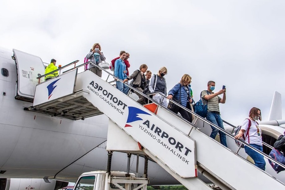 Первым рейсом на Сахалин прибыло более 250 пассажиров, в числе которых туристы и участники инфотура.