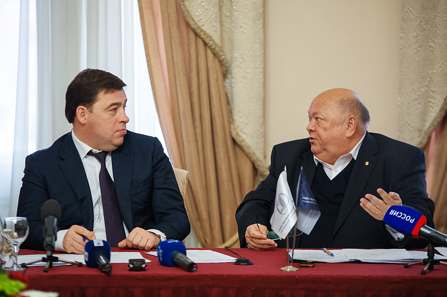 Губернатор Свердловской области Евгений Куйвашев (слева) и экс-гендиректор музкомедии Михаил Сафронов (справа).