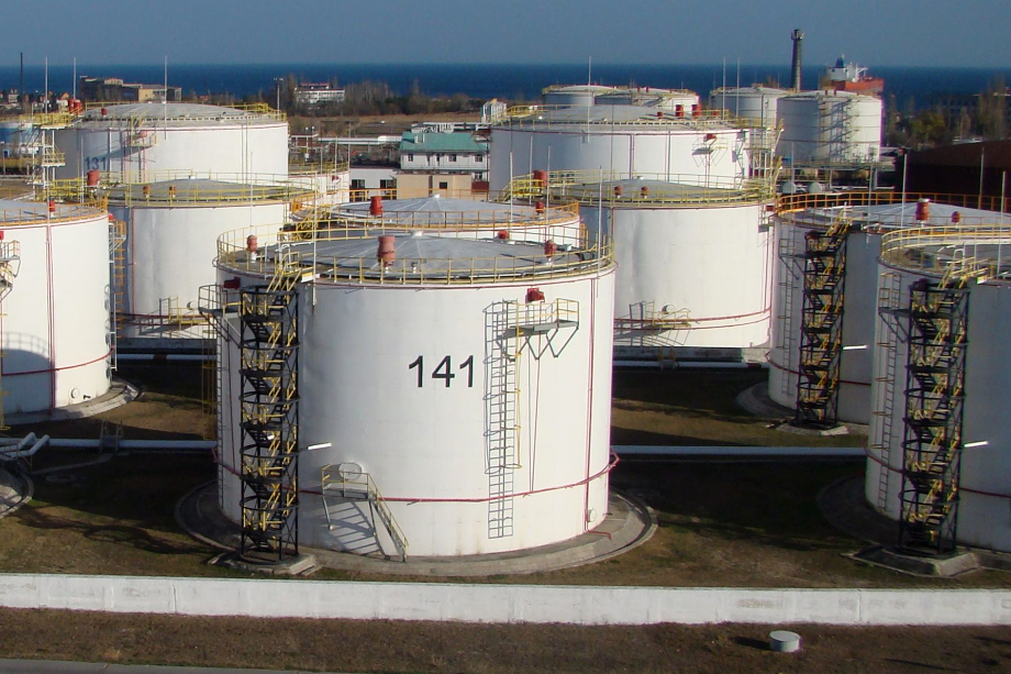 На нефтебазе хранится большая часть топлива для Крыма.