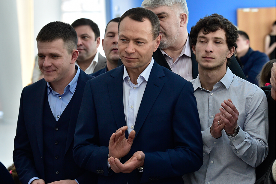 Экс-мэр Владивостока Владимир Николаев (в центре) не упускает возможности встретиться с главой региона.