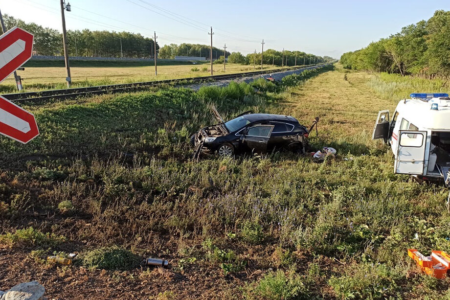 Водитель легкового автомобиля выехал на железнодорожные пути перед приближающимся локомотивом.