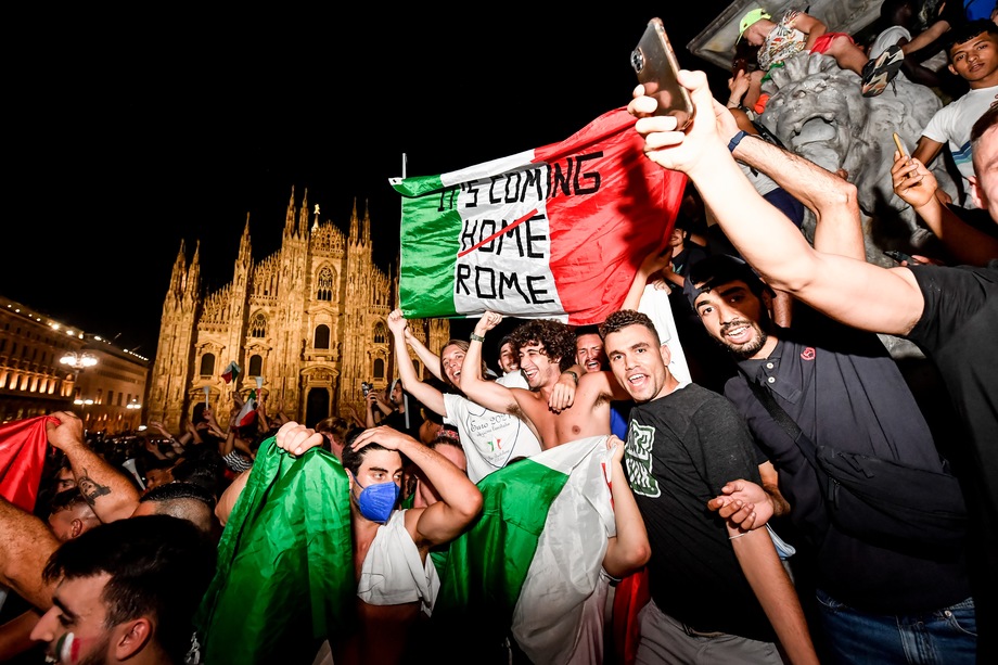 Многолюдные торжественные шествия и автоколонны заполнили улицы и площади Рима, Неаполя, Генуи и Милана.