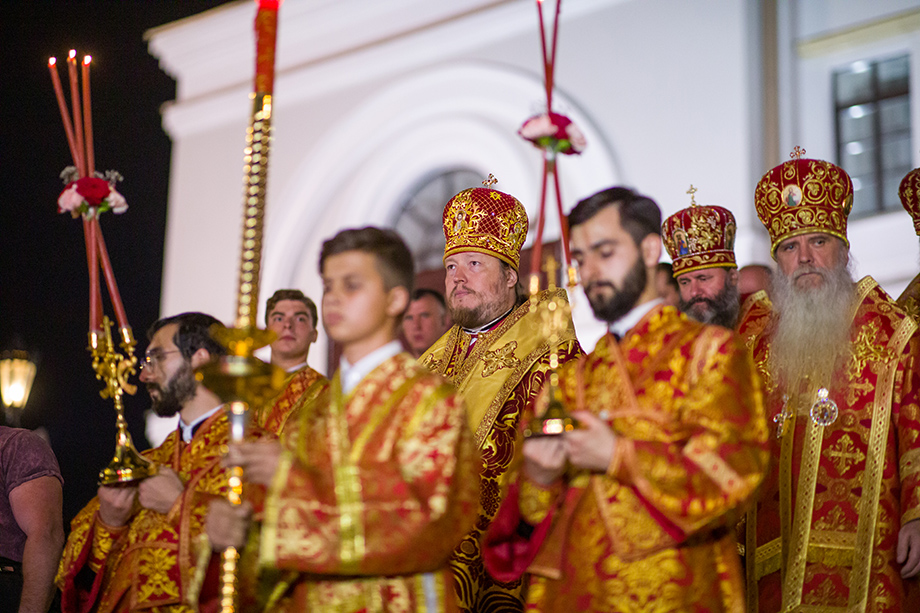 Восемь архиереев РПЦ возглавили Божественную литургию у Храма на Крови.