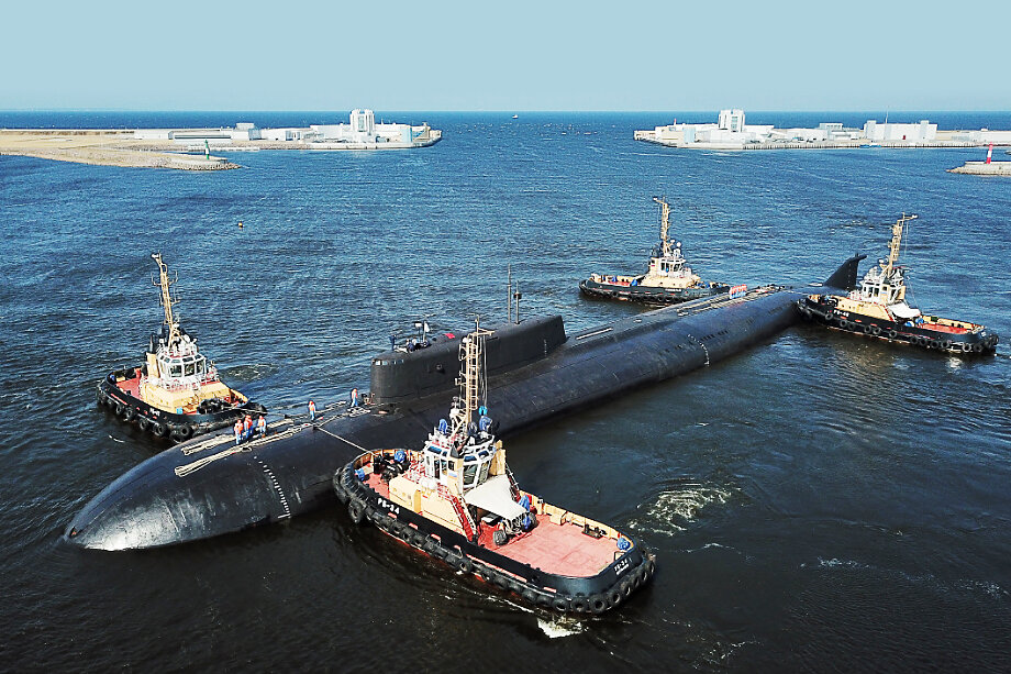 Атомный подводный ракетоносный крейсер К-266 «Орёл» проекта 949А «Антей» – во время тренировки в акватории Финского залива.