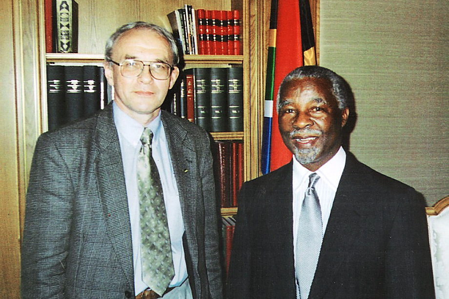 Вячеслав Тетёкин с президентом ЮАР Табо Мбеки в его резиденции в Кейптауне. Апрель 2003 года.