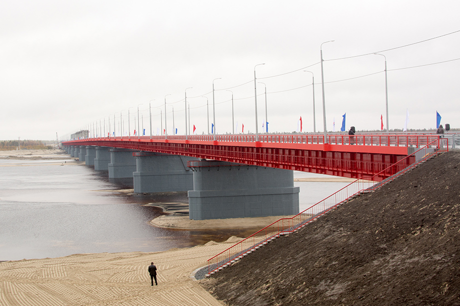 Мост через реку Надым был открыт в 2015 году.