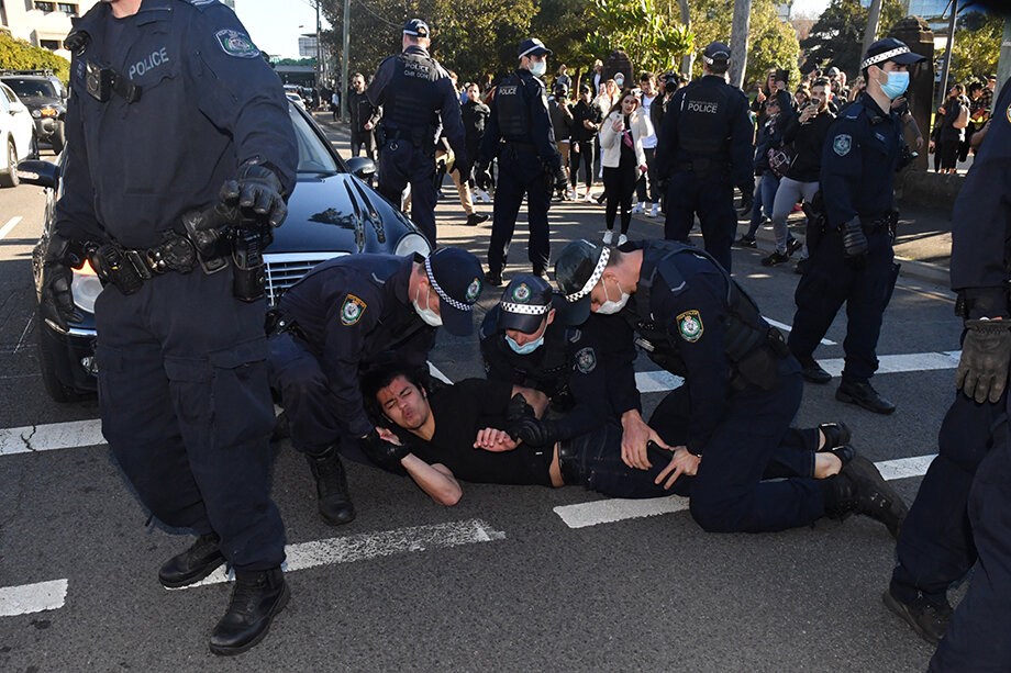 В самой многочисленной демонстрации в Австралии против локдаунов приняло участие 3,5 тысячи человек.