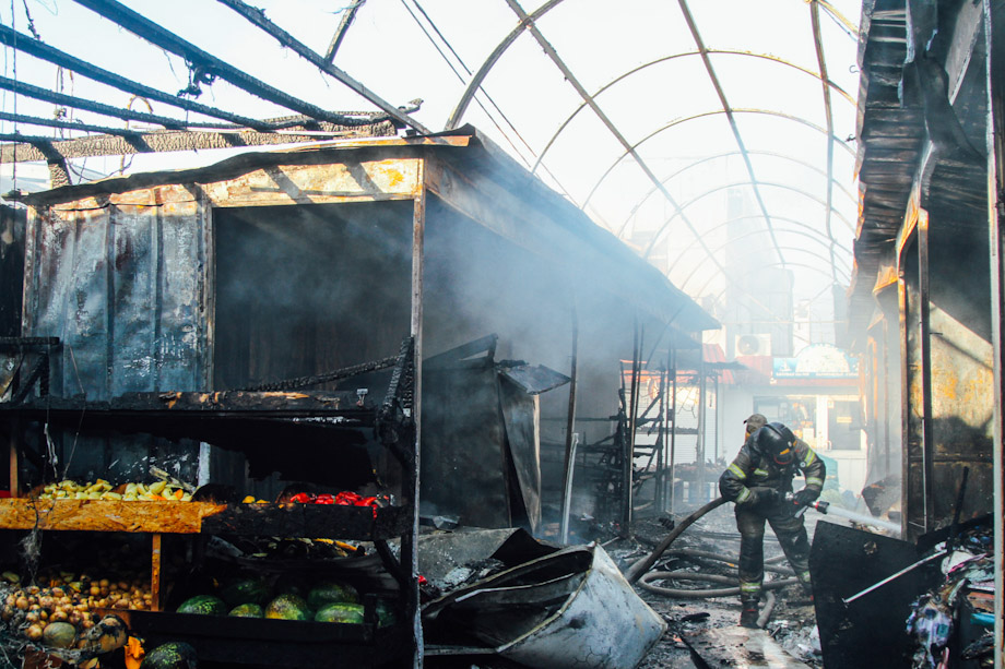 Площадь пожара на Шевченковском рынке составила 200 квадратных метров.