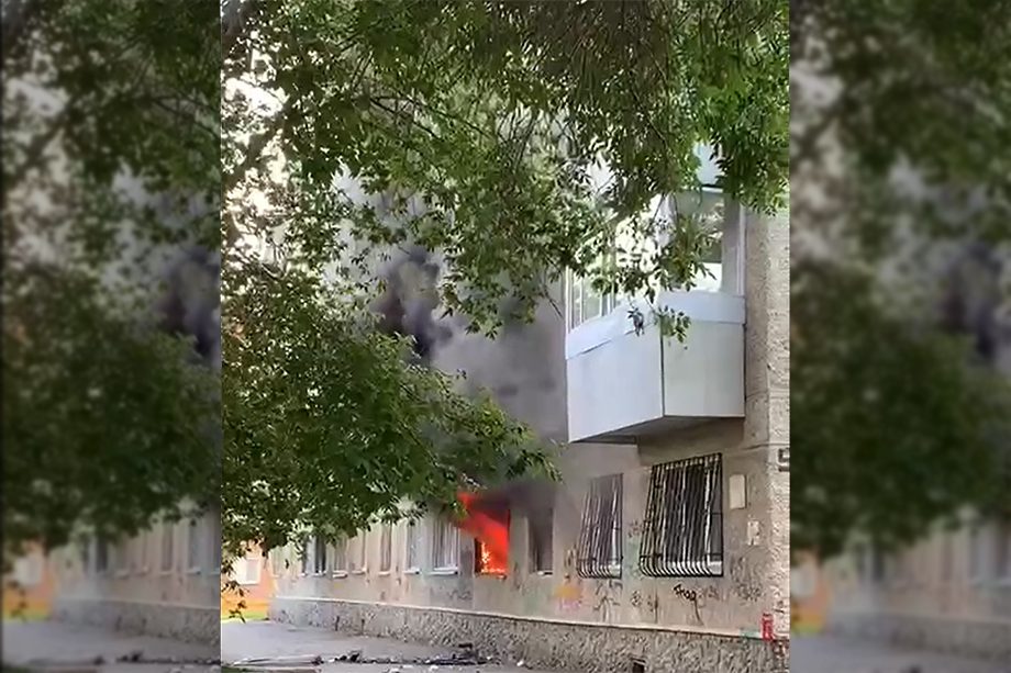 На месте происшествия работают сотрудники пожарно-спасательного подразделения МЧС России.