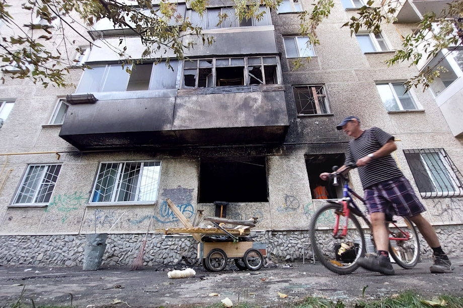 Пожар возник в квартире жилого дома по улице Стахановская, 51а.