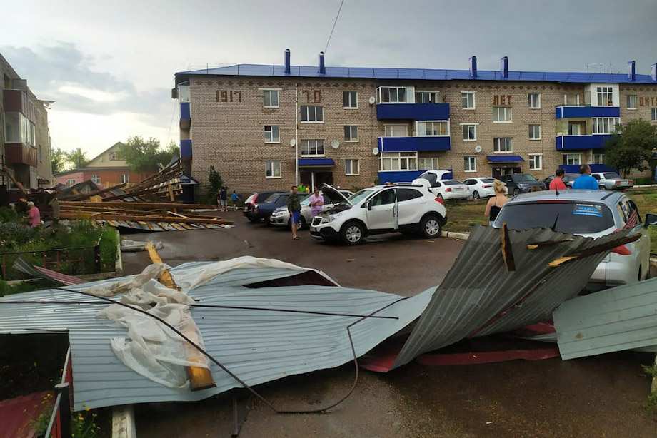 В селе Чекмагуш повреждены кровли 12 многоквартирных жилых домов, здания двух школ и трёх магазинов.