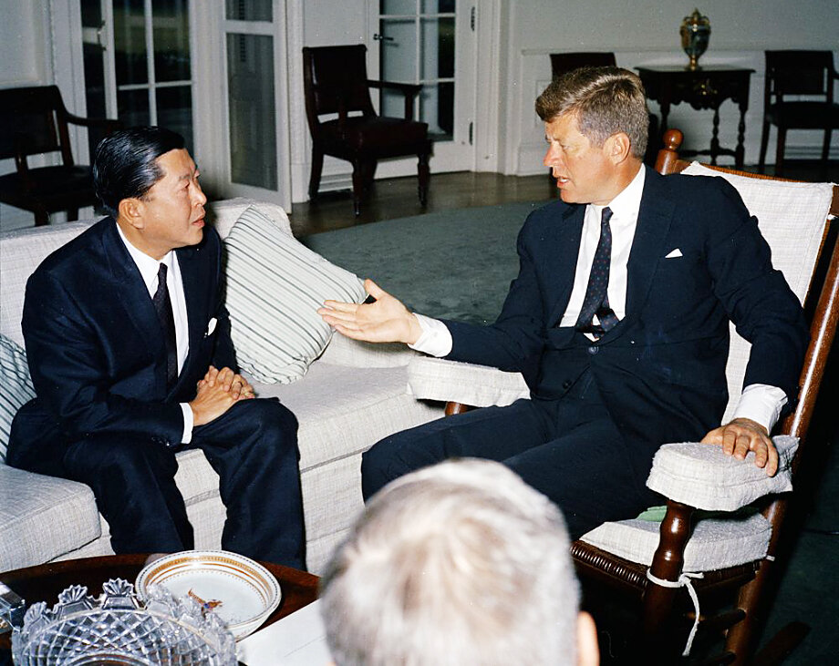 Министр иностранных дел Таиланда Танат Хоман с президентом США Джоном Ф. Кеннеди.