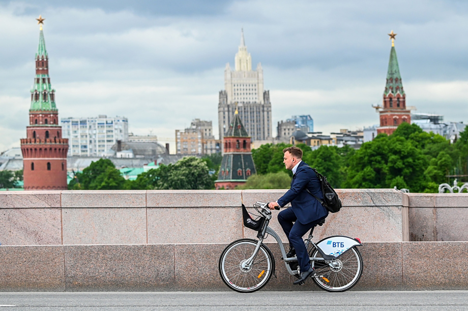 При этом работодатели по-прежнему обязаны проводить термометрию работников перед началом рабочего дня, а также не допускать на рабочие места людей с признаками ОРВИ.