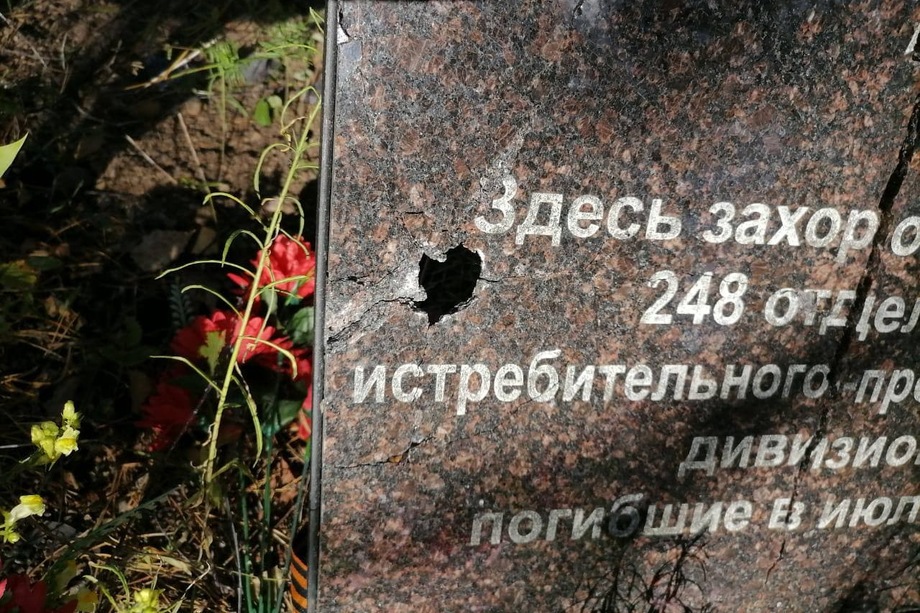 В Ленобласти ищут вандалов, стрелявших по могилам солдат.