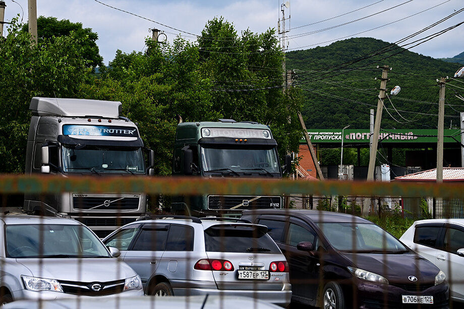 Водители большегрузов могут неделями ждать проезда через пункты пропуска на границе Приморья и Китая.