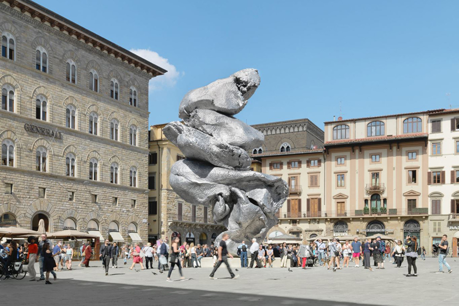 До установки в столице России «Большая глина № 4» выставлялась во Флоренции на площади Синьории.