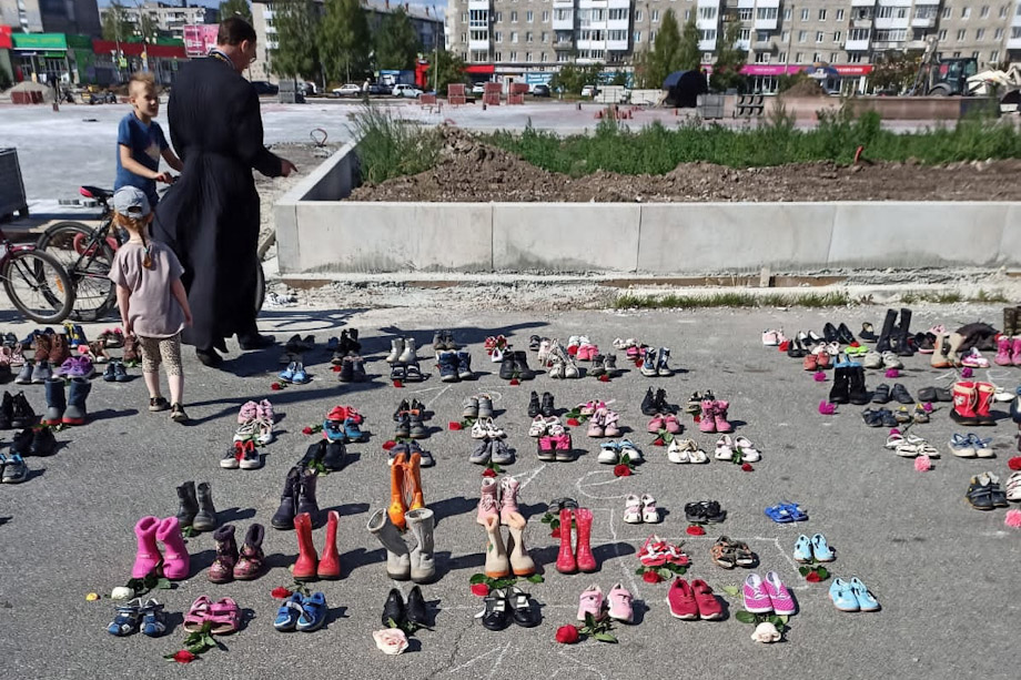 На площади выставили детскую обувь в знак того, что в городе в 2014 году не родилось 1182 ребёнка.