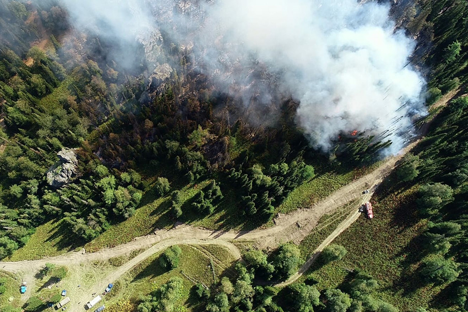 В Белорецком районе Башкирии на горном хребте Инзерские зубчатки горит лес.