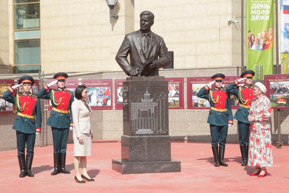 Памятник Петру Сумину установили на площадке возле государственного исторического музея.