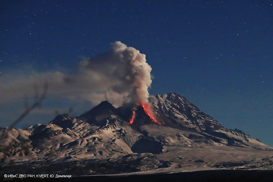 Извержение вулкана сопровождается мощной парогазовой активностью с выносом пепла и обрушением раскалённых лавин. 22 февраля 2019 года.